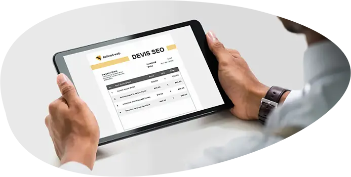 Une homme tenant une tablette affichant un devis SEO