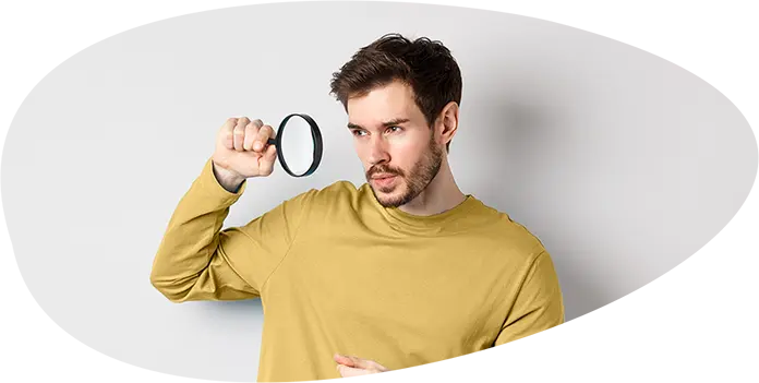 Homme inspectant avec une loupe, illustrant un site WordPress qui n’apparaît pas sur Google.