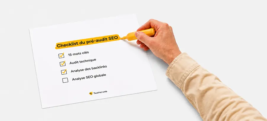 Main surlignant au marqueur le titre d'une checklist de pré-audit SEO