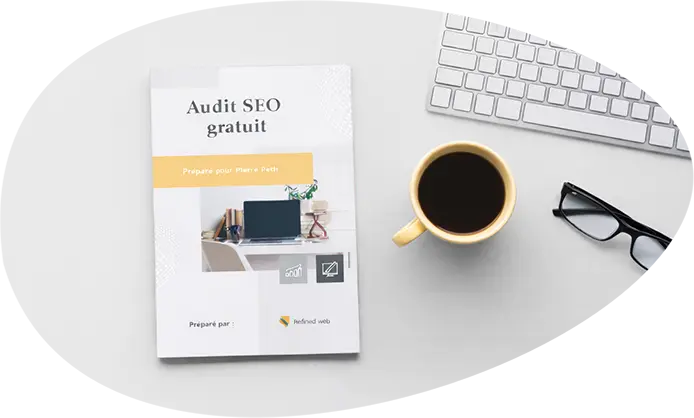 Rapport de pré-audit SEO gratuit sur un bureau avec clavier, café et lunettes.