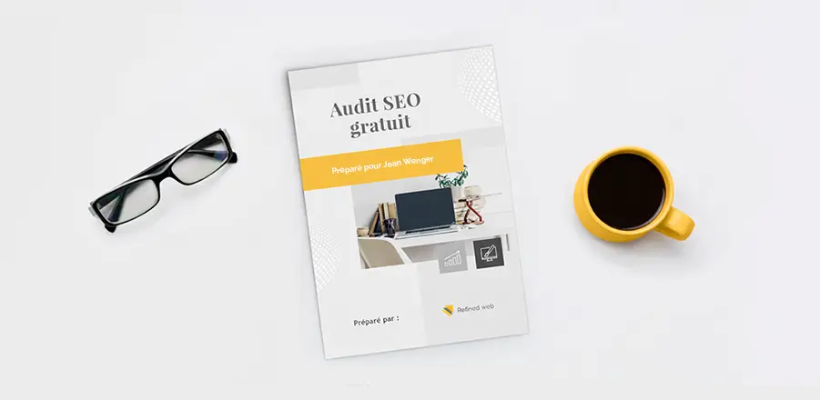 Rapport « Audit SEO gratuit » posé sur un bureau, accompagné de lunettes de vue et d’un café.