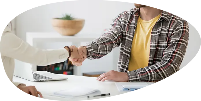Poignée de main, symbole d’accord contractuel pour les conditions générales de vente.