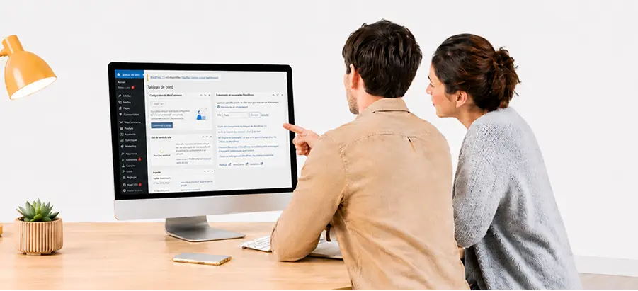 Deux personnes en séance de coaching WordPress devant le tableau de bord du site