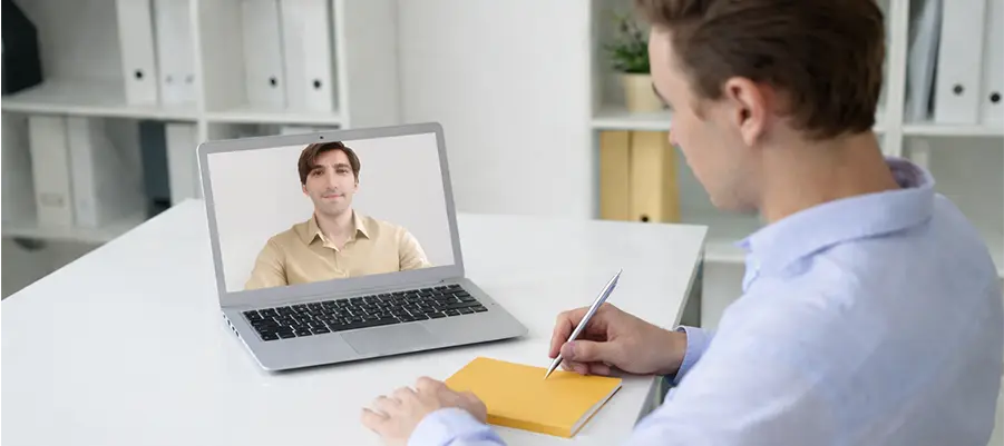 Séance de coaching SEO local à distance, un client prend des notes en visioconférence