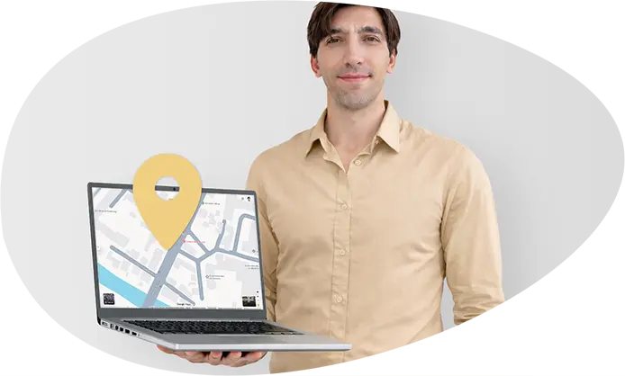 Consultant SEO local tenant un ordinateur avec une carte Google Maps à l’écran