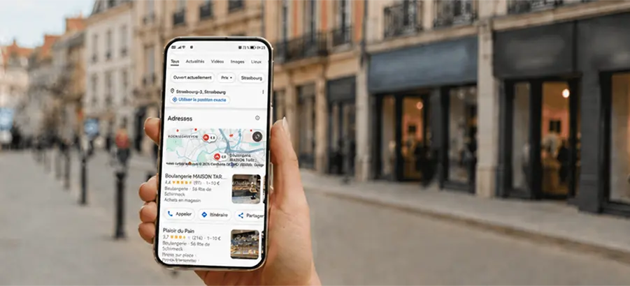 Femme cherchant une boulangerie sur Google Maps dans une rue commerçante, illustrant le SEO local