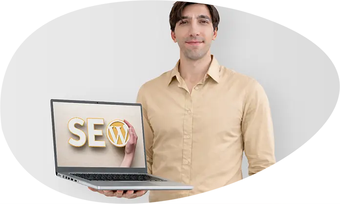 Adem Ceylan, consultant SEO WordPress, tenant un ordinateur.