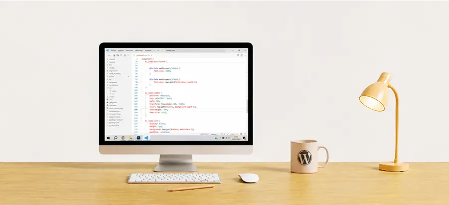 Code d'un site sur écran et mug au logo WordPress, illustrant la refonte d'un site WordPress