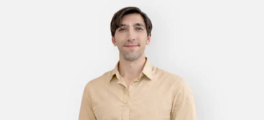 Portrait d’Adem Ceylan, consultant SEO et développeur web à Strasbourg.