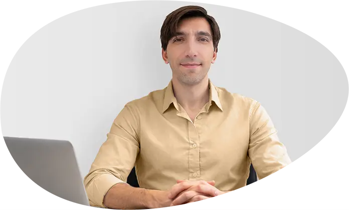 Adem Ceylan, consultant SEO et développeur web à Strasbourg, assis à son bureau.